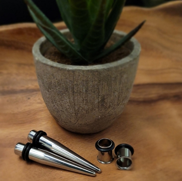 4 Gauge Steel Tapers and Tunnels - Picture 1 of 2